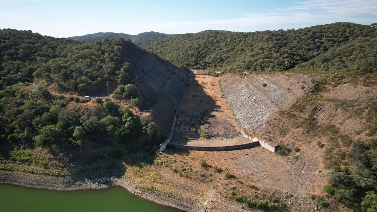Aliviadero actual de la presa del Huesna. - CHG