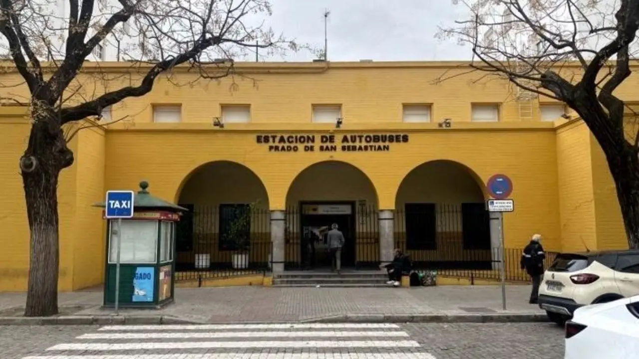 Fachada de entrada a la estaci&oacute;n de autobuses del Prado. - EP.