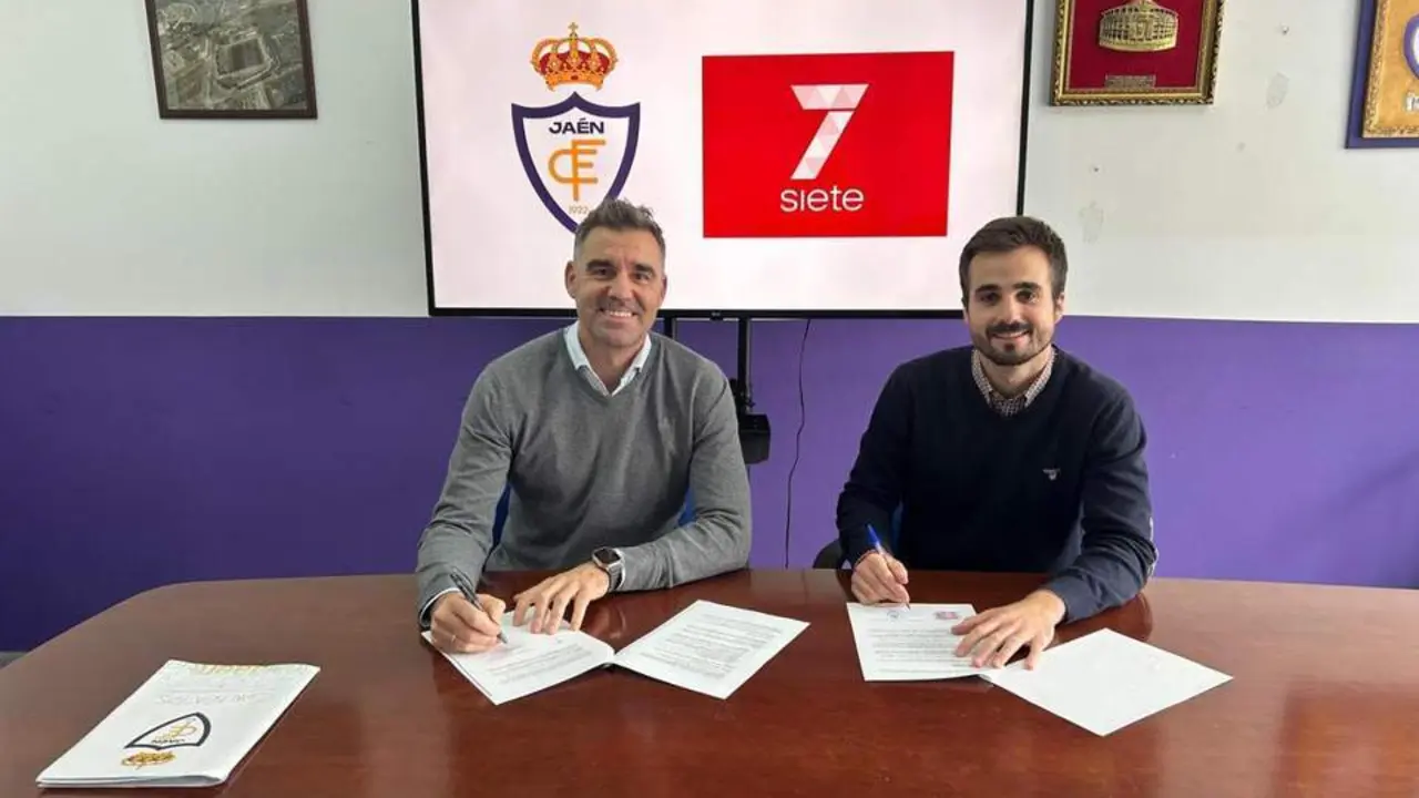 Fran Anera y Rodrigo de la Torre en la firma del acuerdo. - DAVID TORRES / REAL JA&Eacute;N