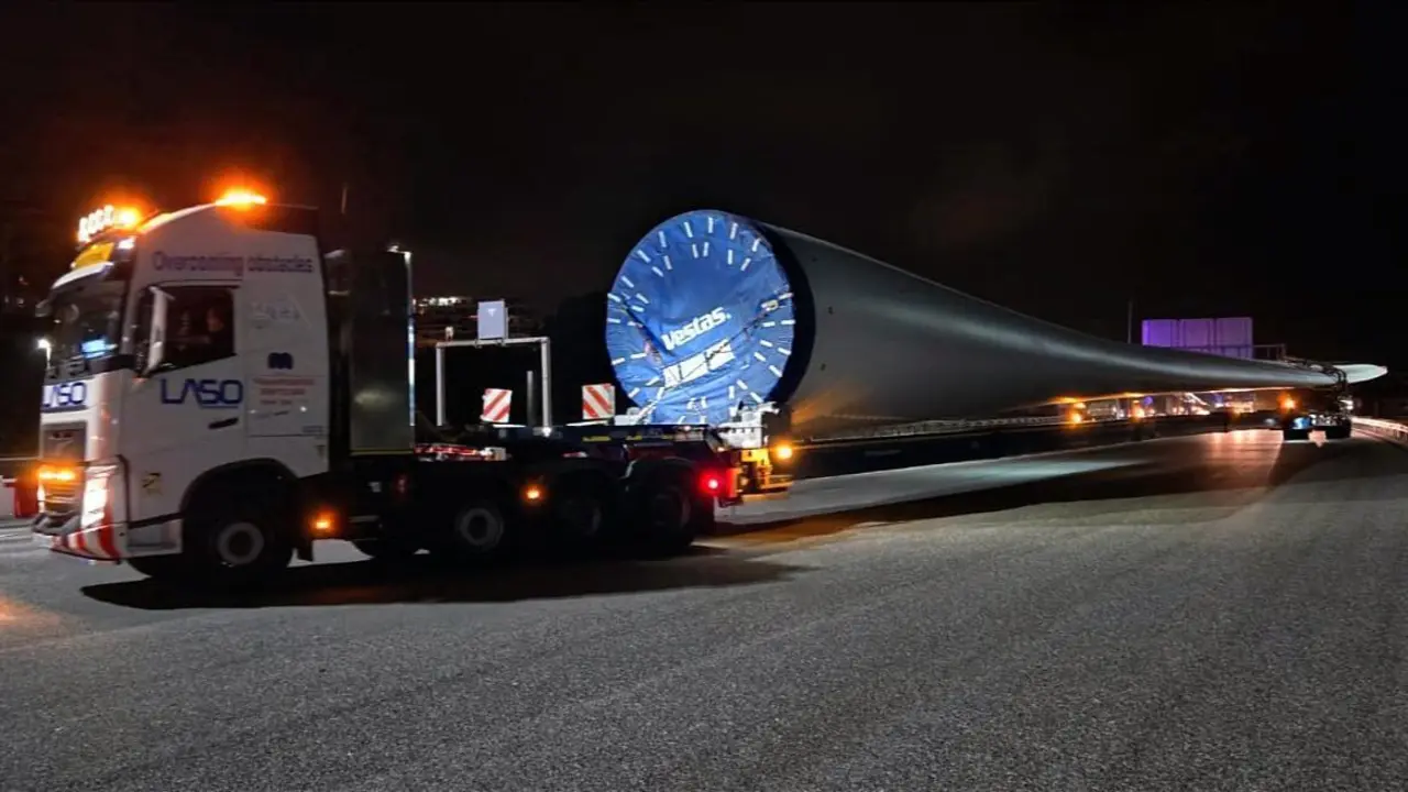 Camiones para el transporte de los aerogeneradores barre&ntilde;os. - EFE