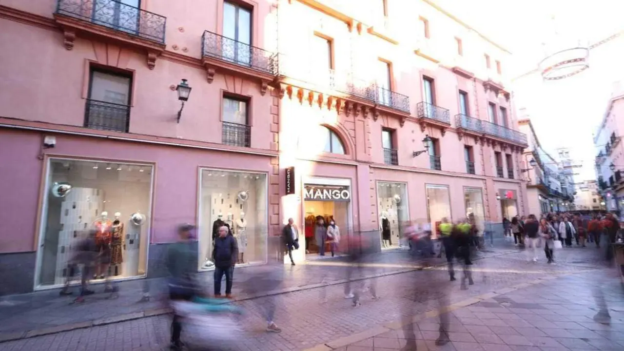 Tiendas de una calle comercial del centro de Sevilla.  - EP