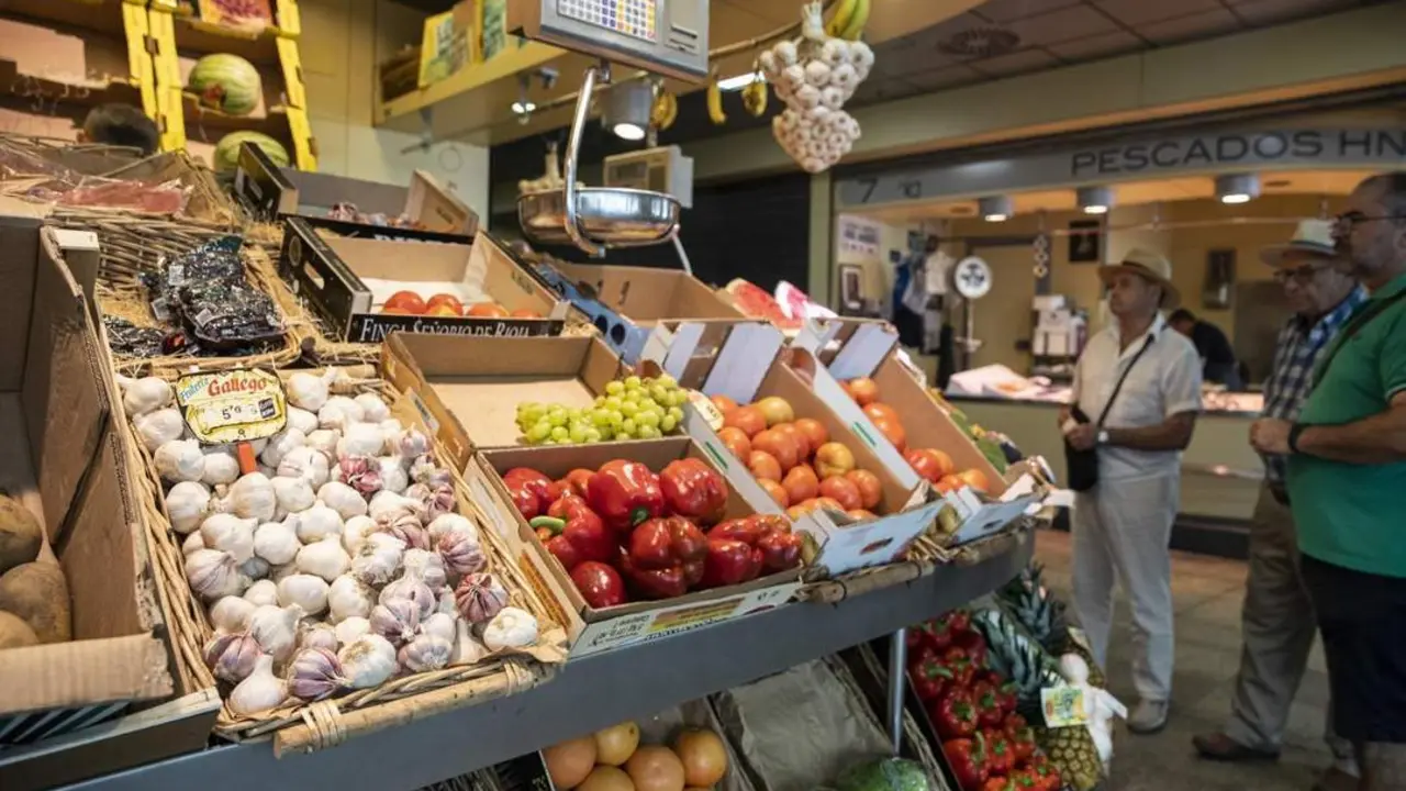 Un puesto de frutas y verduras de un mercado de abastos. - Europa Press