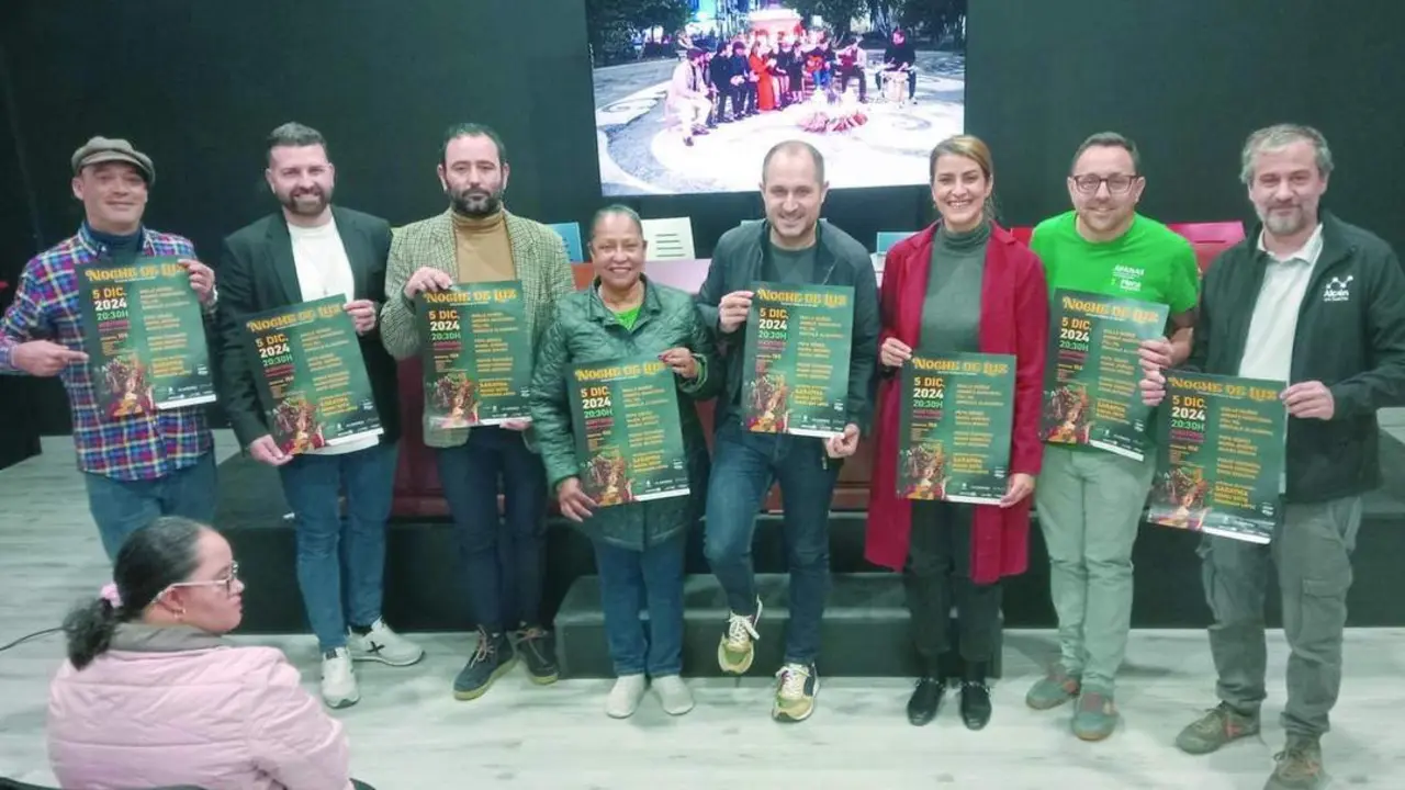 Los presentes con el cartel anunciador del Concierto Solidario - Ra&uacute;l J. Bustillos