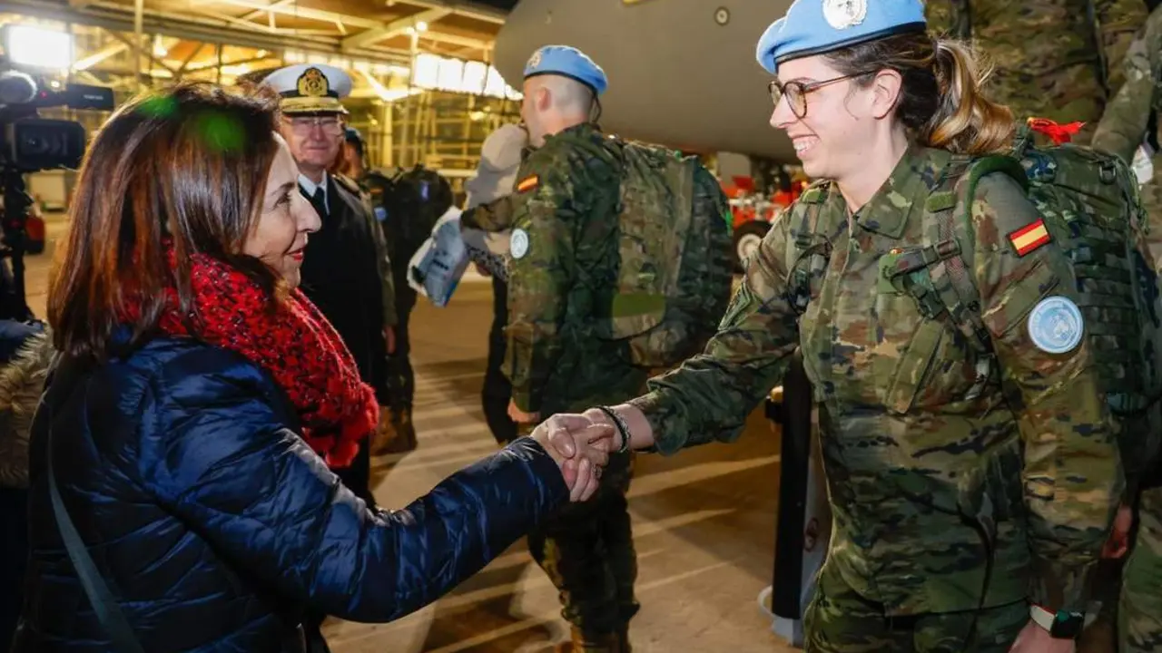 Robles recibe a los militares en Zaragoza. - EP