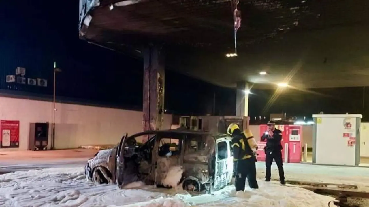 Furgoneta ardiendo en una gasolinera de Chiclana -  CONSORCIO DE BOMBEROS DE LA PROVINCIA DE C&Aacute;DIZ