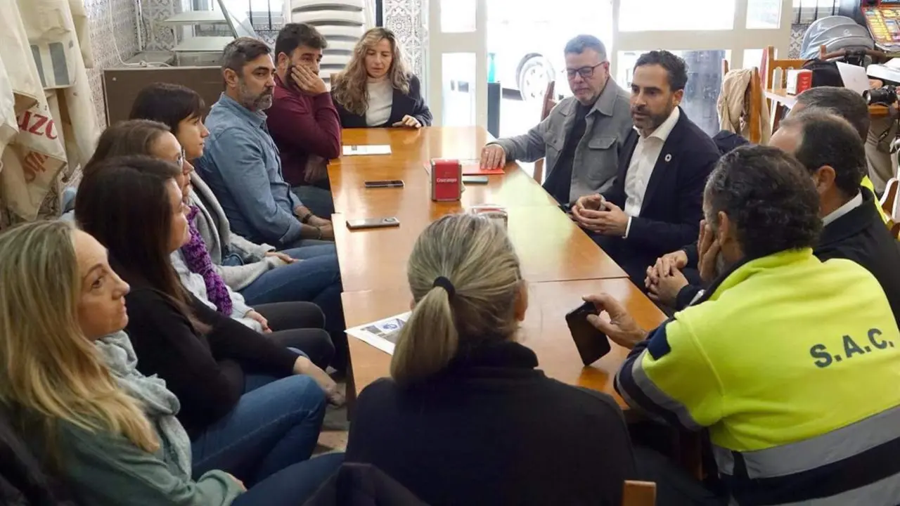Archivo - Concejales del PSOE con trabajadores de Smassa. - PSOE