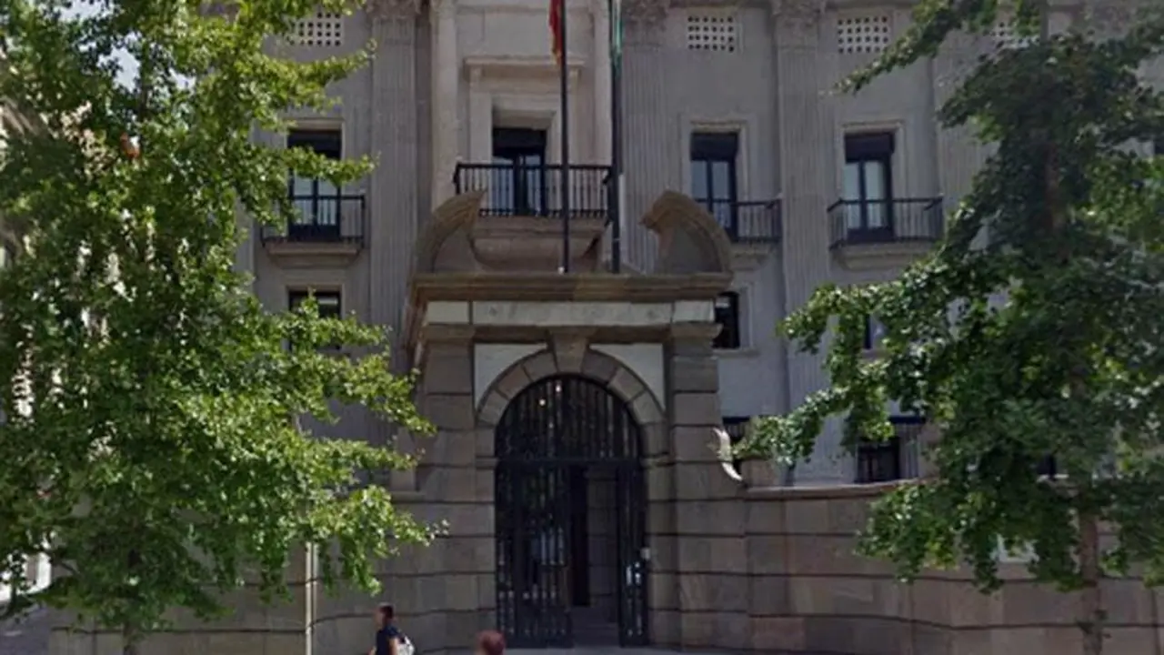 Fiscal&iacute;a de Granada. - Google Street View