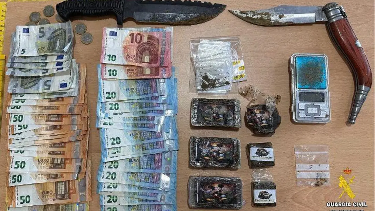 Droga, dinero y efectos intervenidos en una vivienda de San Roque. - AI