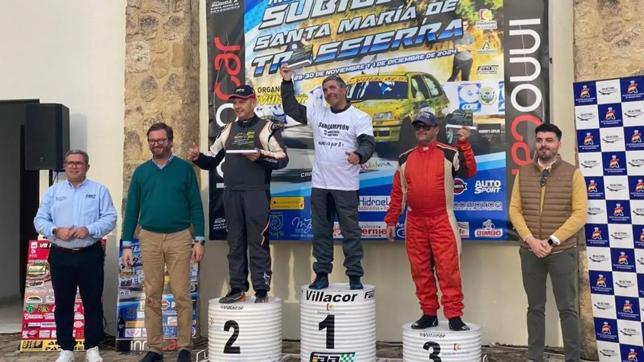 Esteban Perea en el podio de Trasierra como ganador de la prueba. - FERNANDO LACARRA