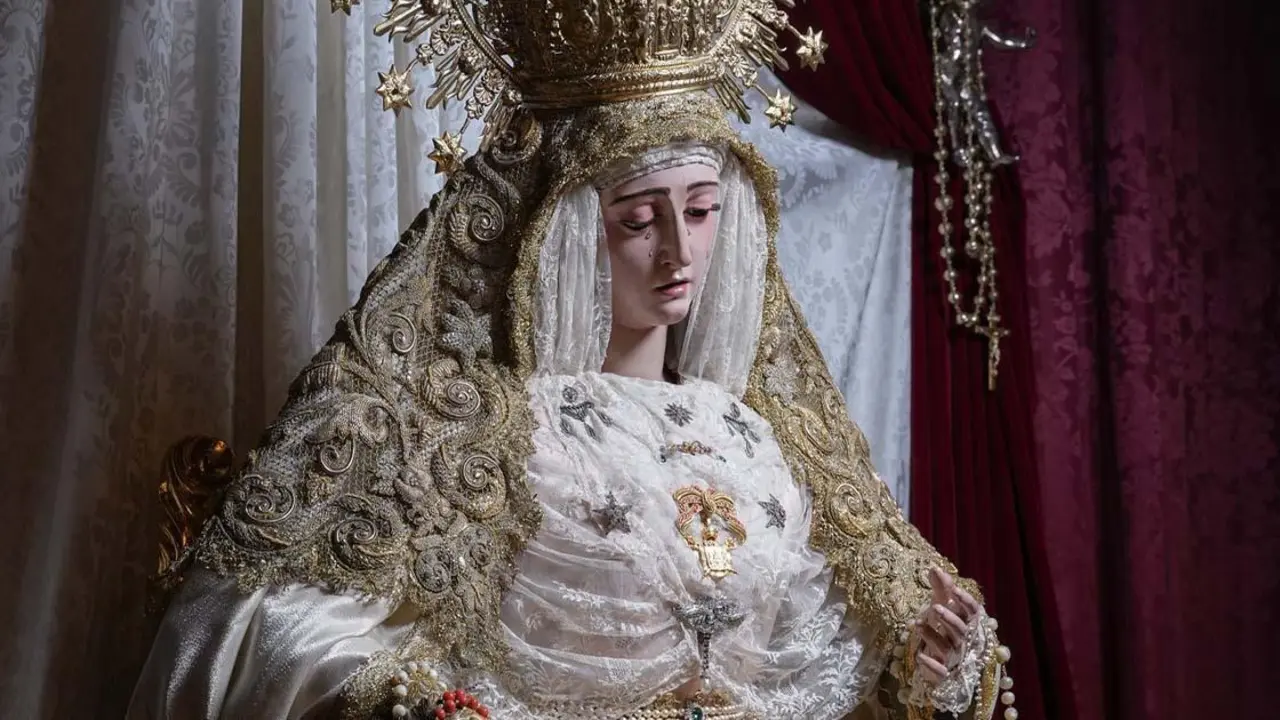 Virgen del Rosario en besamanos extraordinario por el II Congreso - HERMANDAD
