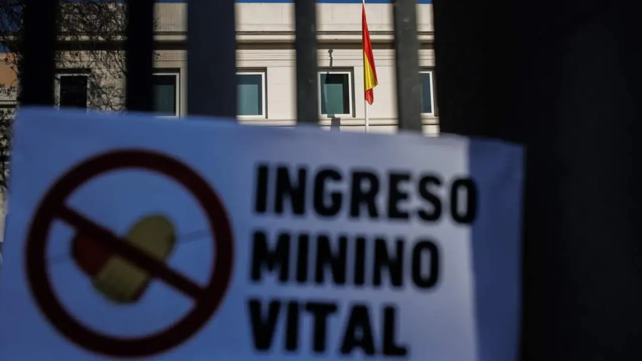 Imagen de archivo de un cartel del Ingreso M&iacute;nimo Vital. - Alejandro Mart&iacute;nez V&eacute;lez / EP