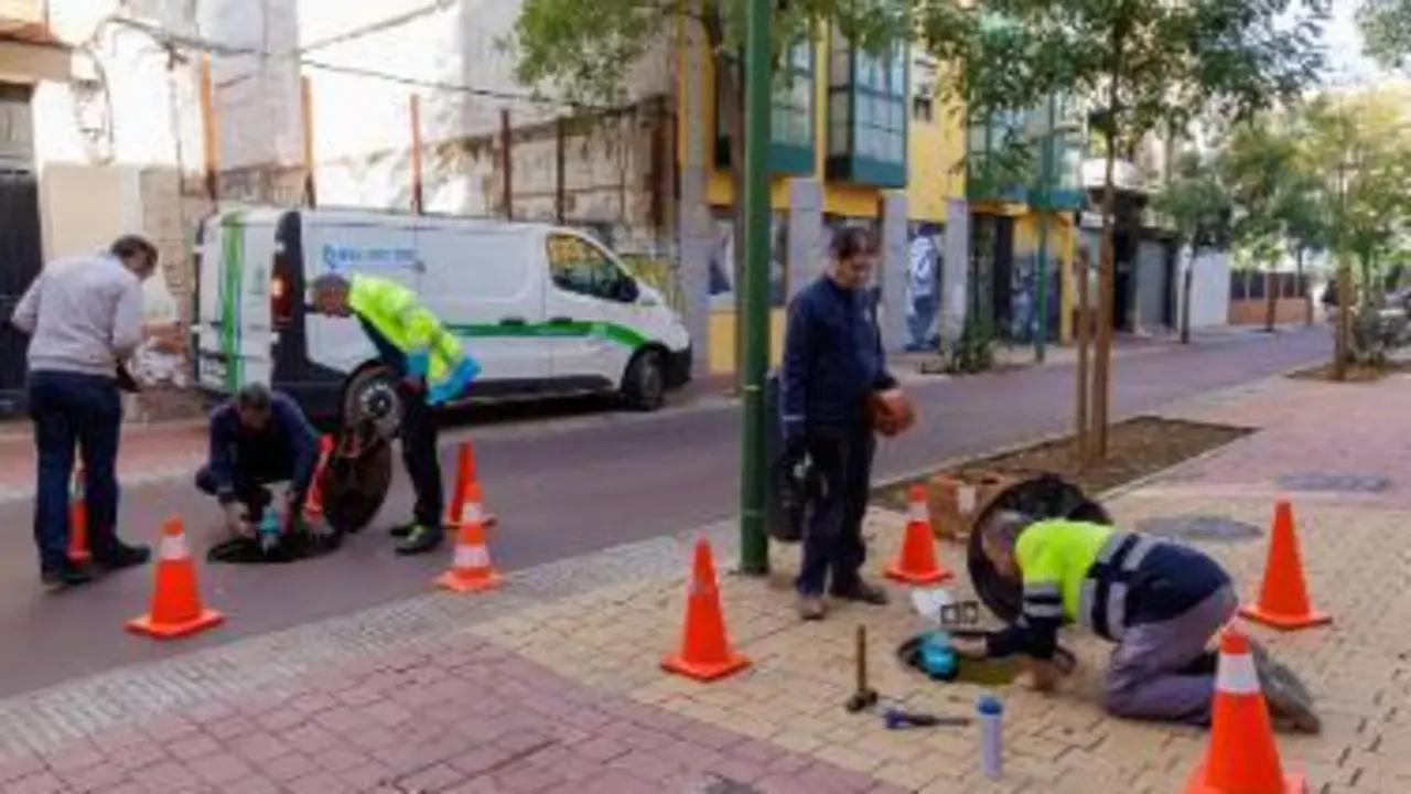 Una actuaci&oacute;n de Emasesa en la Avenida de la Cruz Roja. | Archivo/Emasesa