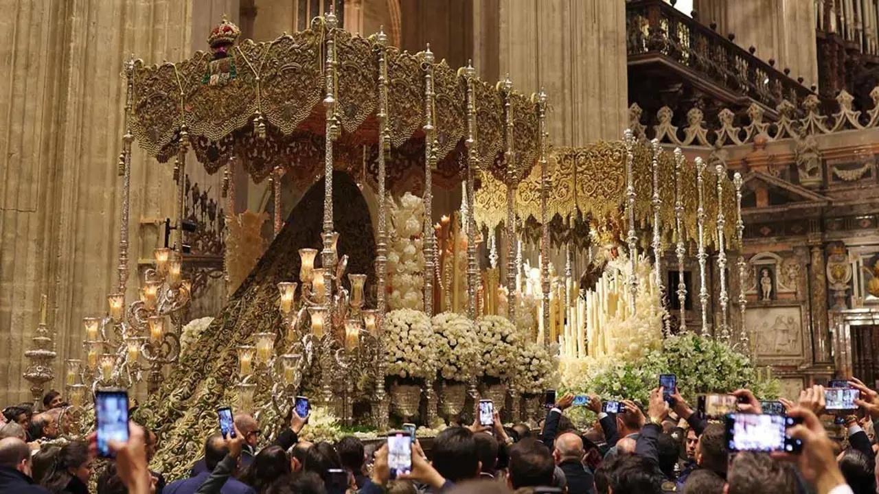 La Esperanza Macarena y la Esperanza Macarena frente a frente - HERMANDAD