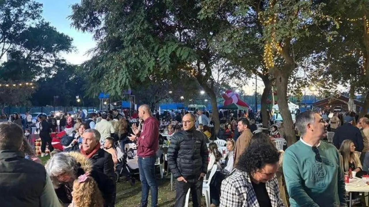 Mercadillo solidario en Guadacorte. - AI