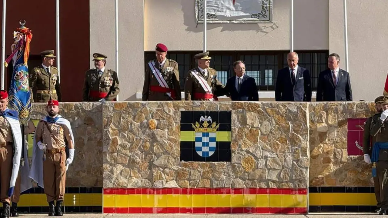 Landaluce, en la parada militar por la Inmaculada en Ceuta. - AI
