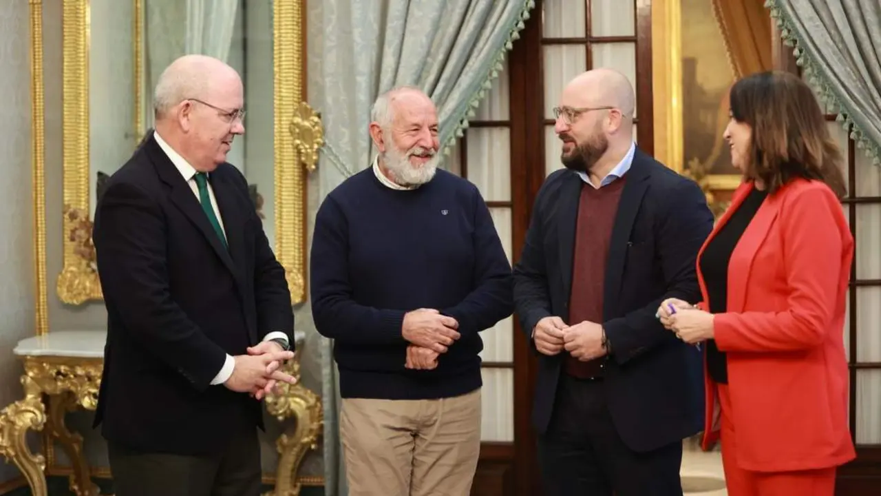 Germ&aacute;n Beardo, con los portavoces de CEC, CCOO y UGT. - VIVA