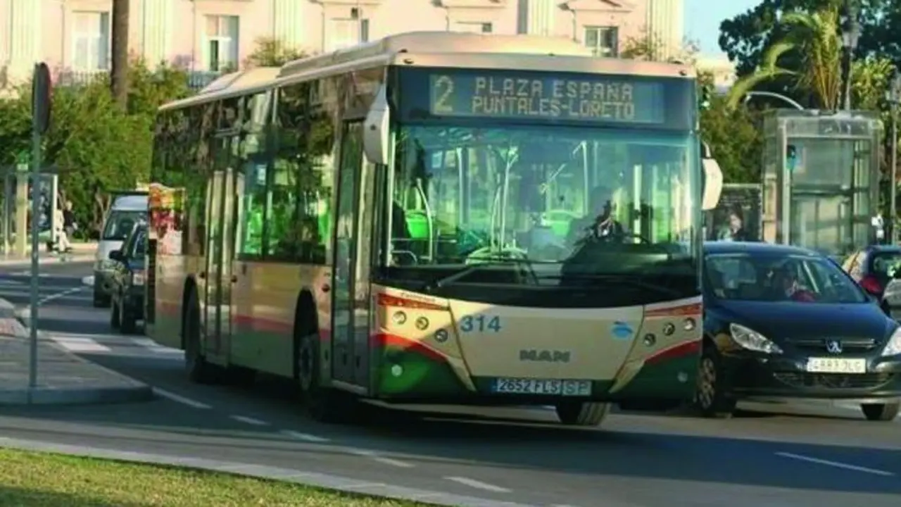 Un autob&uacute;s circulando por la carretera  - Archivo
