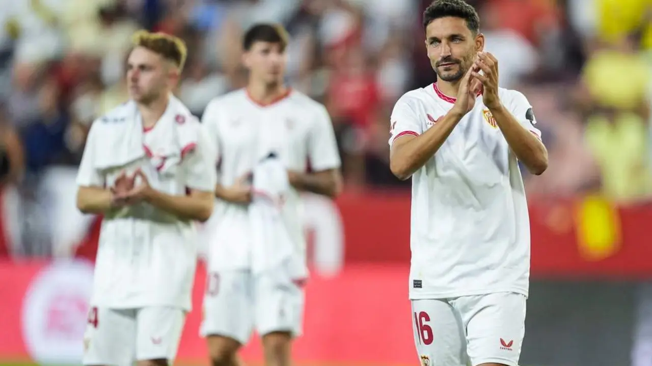 Jes&uacute;s Navas saluda a la afici&oacute;n del Sevilla FC - Europa Press
