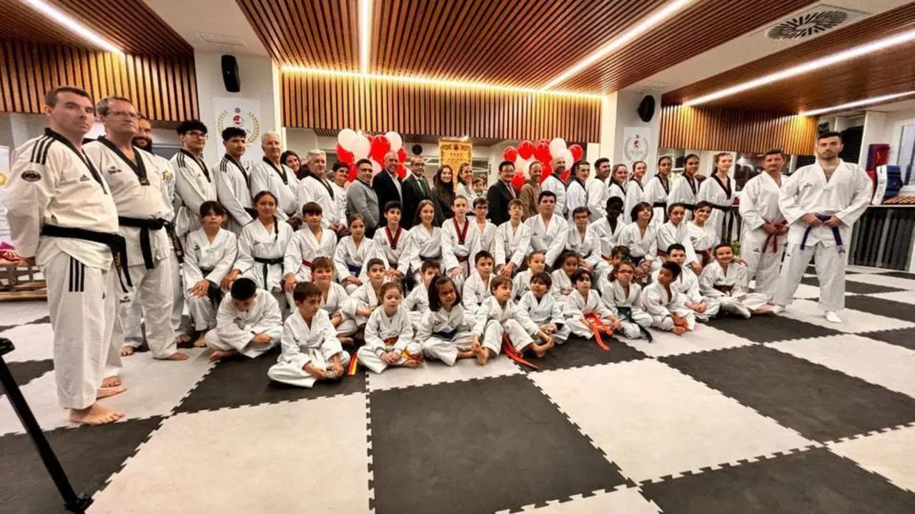 Laura Ucl&eacute;s en el gimnasio &Oacute;scar Dojang tras recibir su s&eacute;ptimo DAN - PMD
