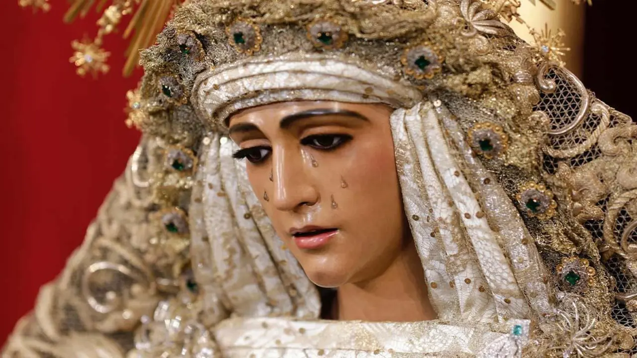 La Esperanza de Triana en su besamanos - HERMANDAD