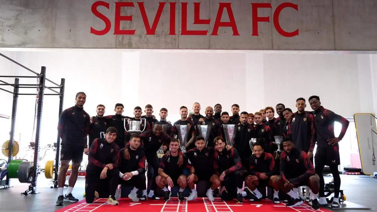 La primera plantilla reunida en torno a Jes&uacute;s Navas y sus t&iacute;tulos - SFC