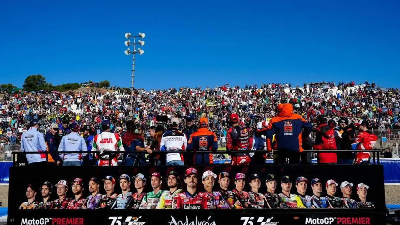 Los pilotos de Moto GP durante su paseo previo a la carrera - MOTO GP/ X