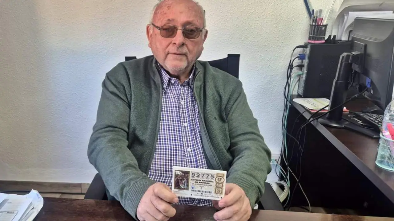 Domingo Bonillo, alcalde de Carboneros, con el cup&oacute;n para Navidad.  - Archivo