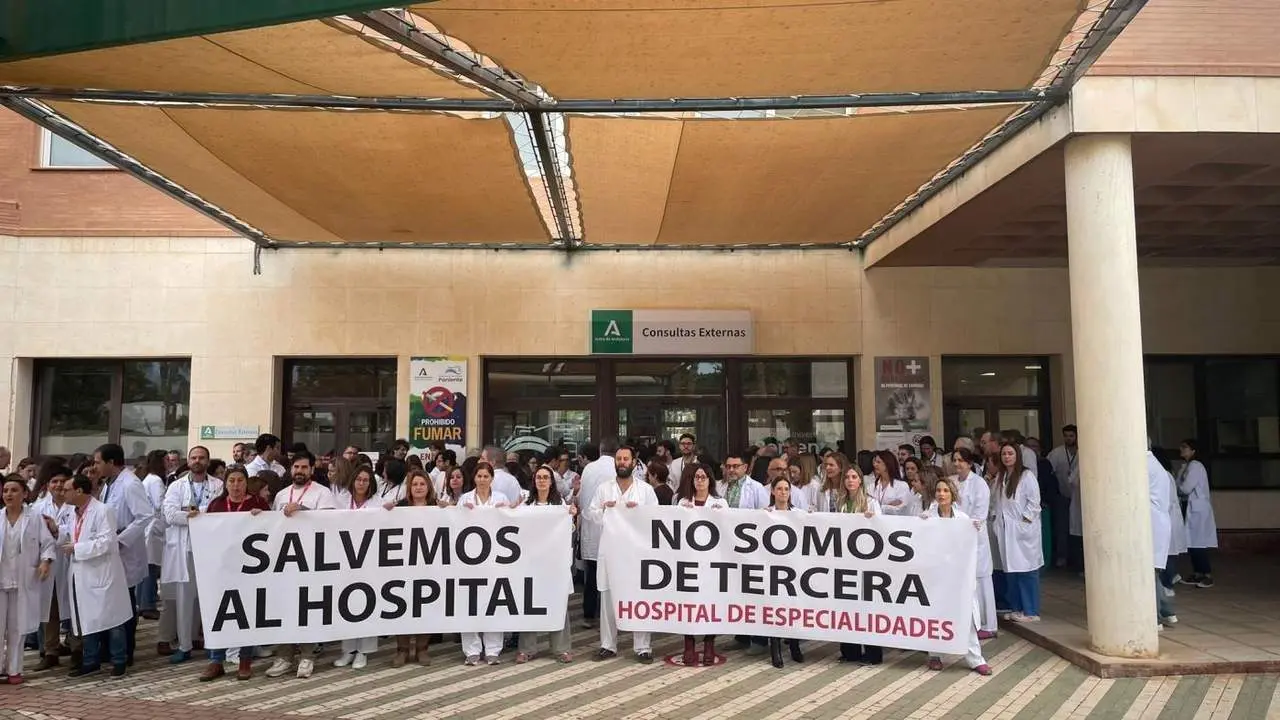 Concentraci&oacute;n frente al Hospital Universitario Poniente de El Ejido. - EP