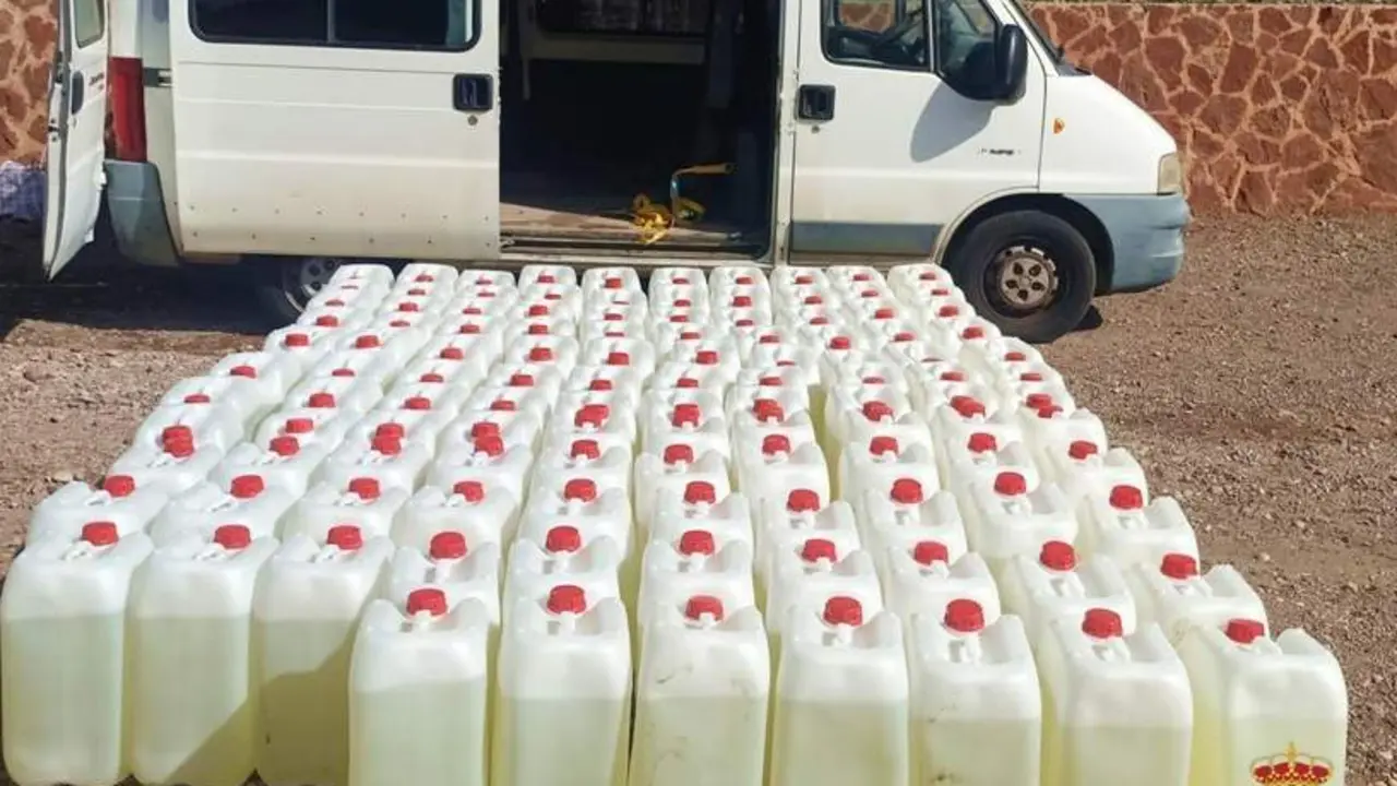 Garrafas de gasolina halladas en el interior de una furgoneta. - GC