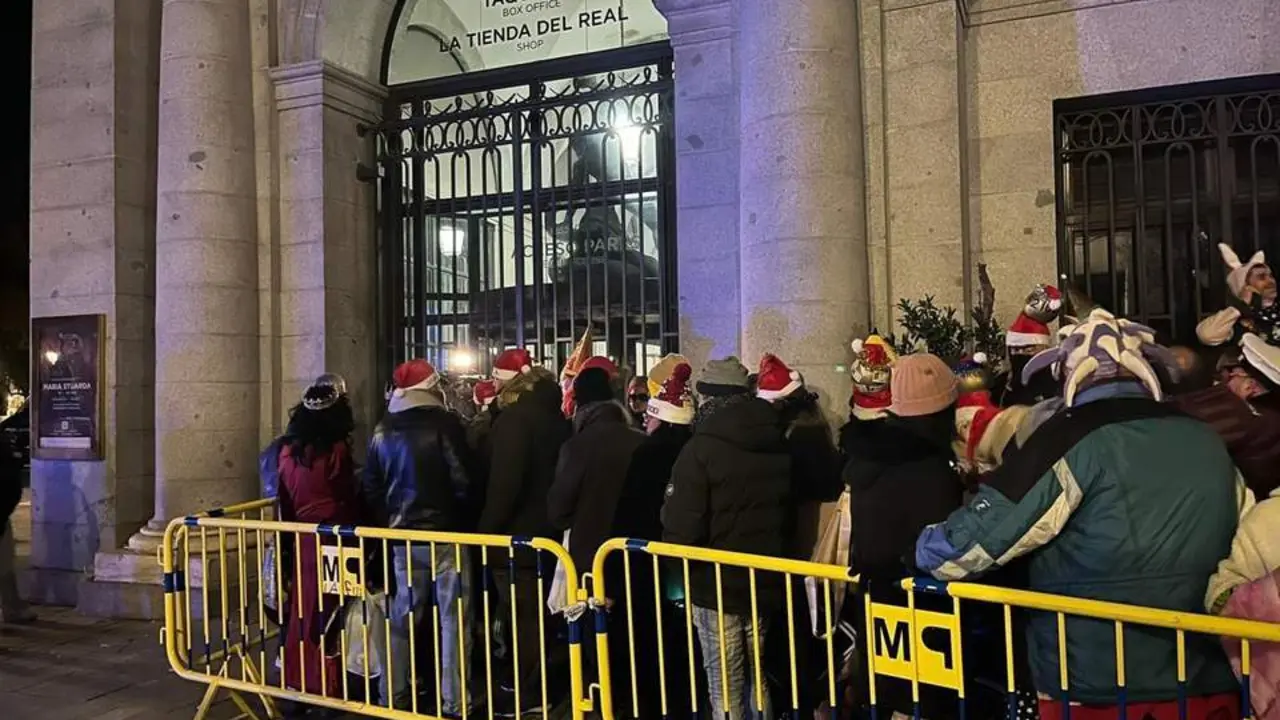El p&uacute;blico espera a la apertura de las puertas del Teatro Real. - EUROPA PRESS
