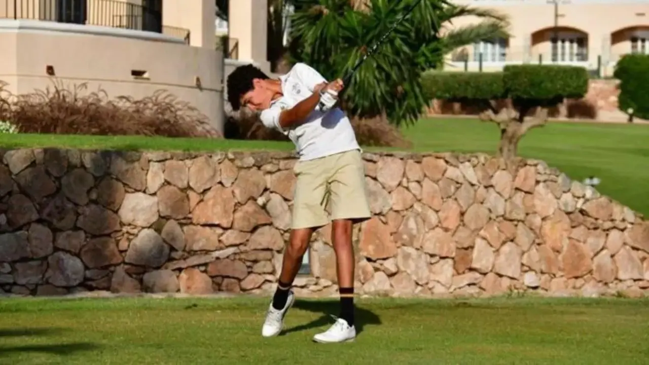 El joven golfista malague&ntilde;o en acci&oacute;n. - VM
