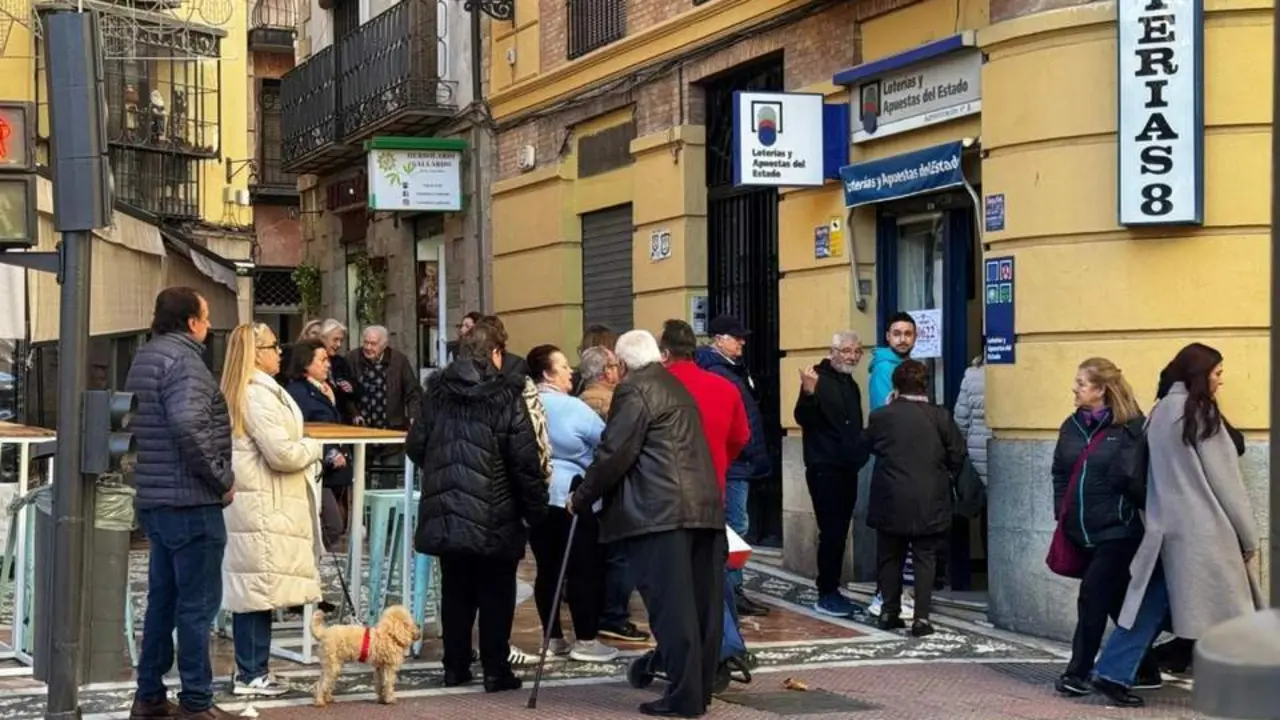 Cola a las puertas de la administraci&oacute;n de la calle &Aacute;lamos. - Esperanza Calzado.