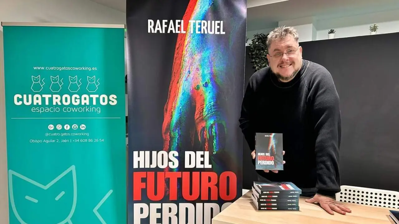 Rafael Teruel, con la obra 'Hijos del futuro perdido'.  - 