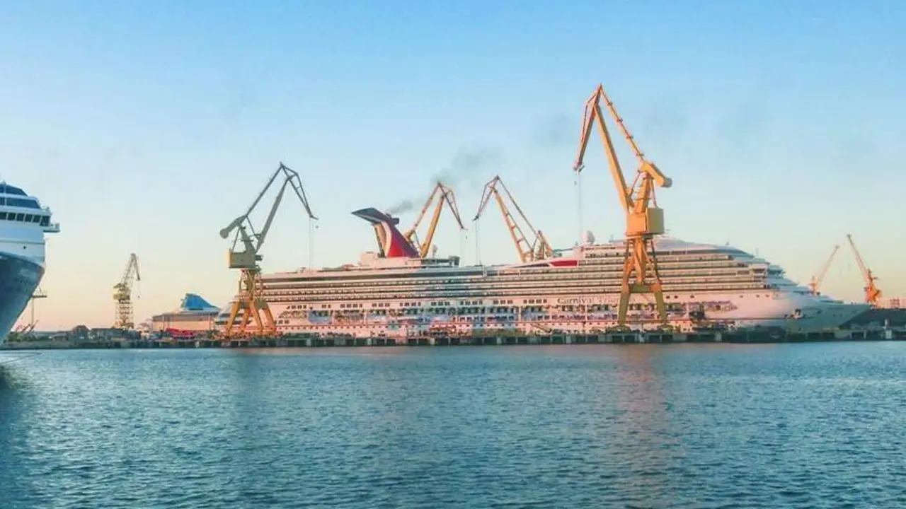 Imagen del crucero Carnival Triumph en el astillero de Navantia C&aacute;diz. - Eulogio Garc&iacute;a
