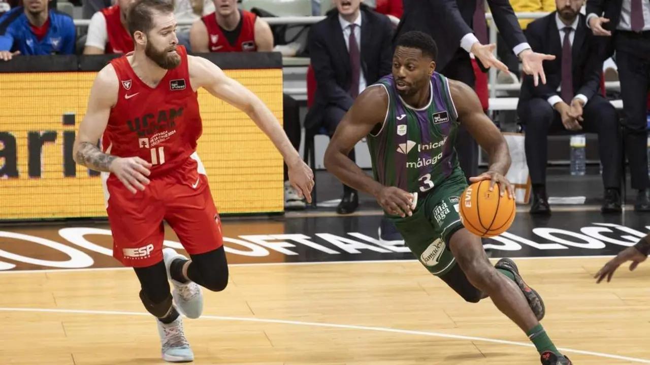 Ejim entrando a canasta en el UCAM-Unicaja. - EFE
