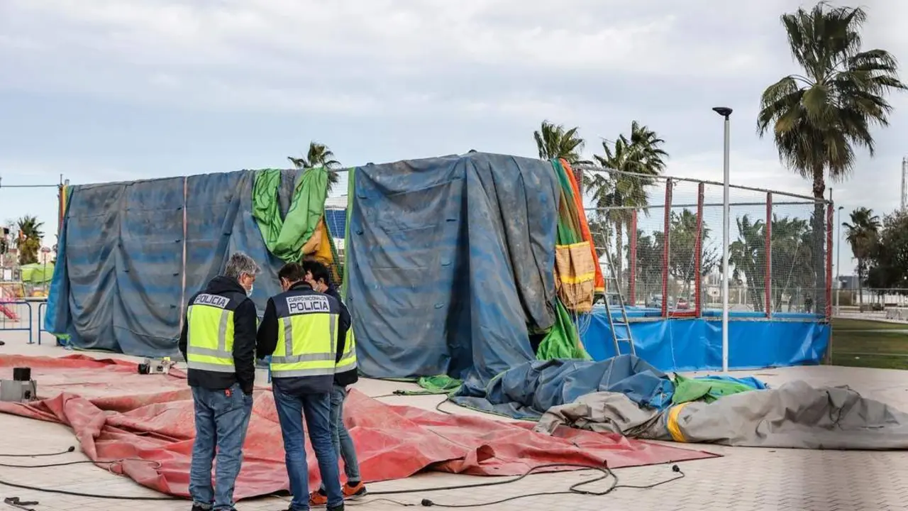 Agentes de la polic&iacute;a nacional investigan la atracci&oacute;n hinchable en la feria de Mislata. - EP