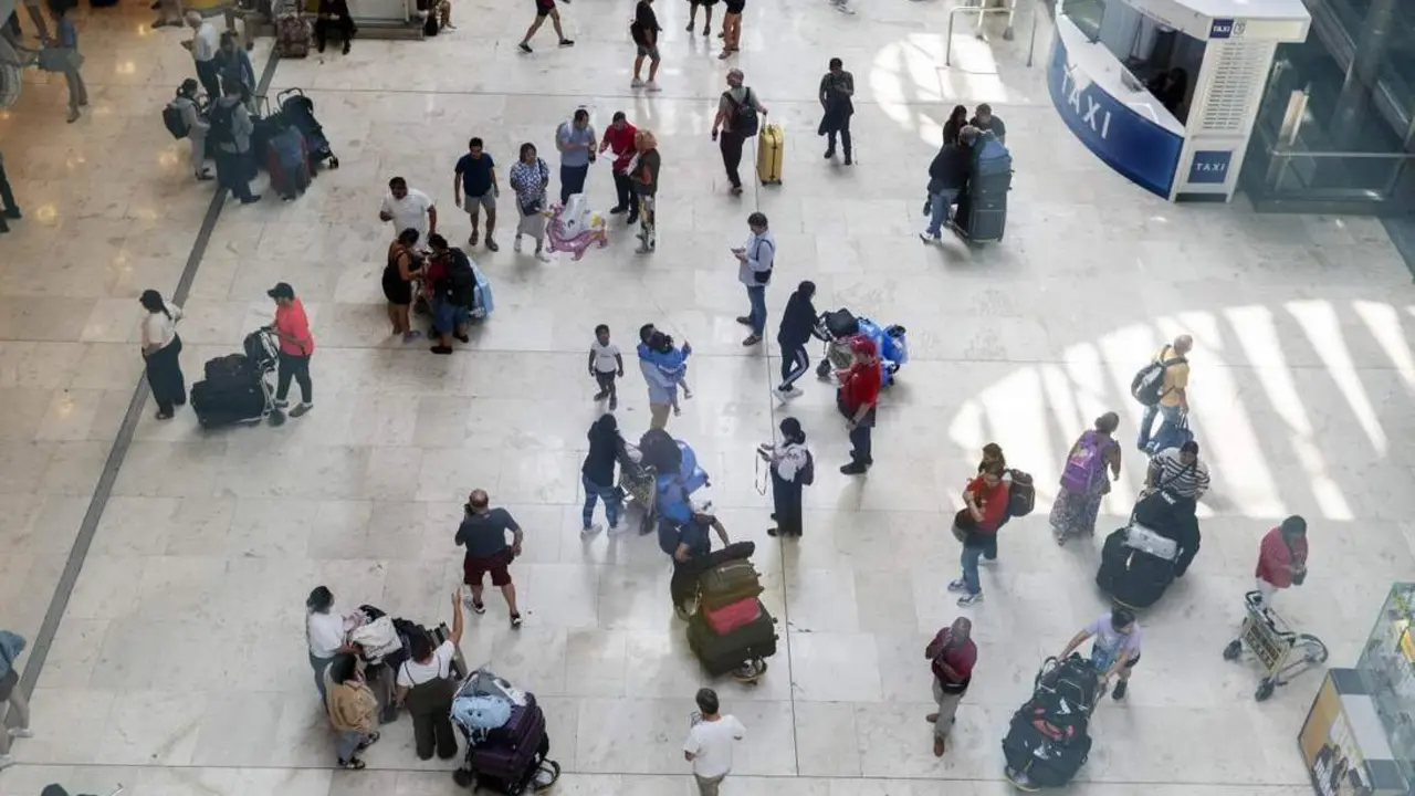 Viajeros en Barajas. - EP