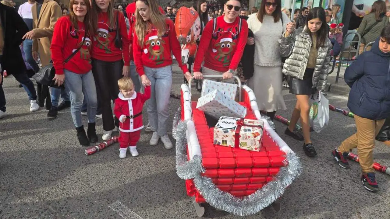Miles de ni&ntilde;os de Algeciras hacen resonar sus latas para llamar a los Reyes Magos