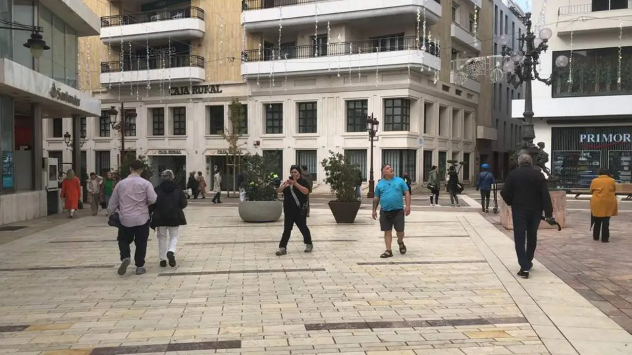 Gente por la calle en Huelva. | VGPALACIOS