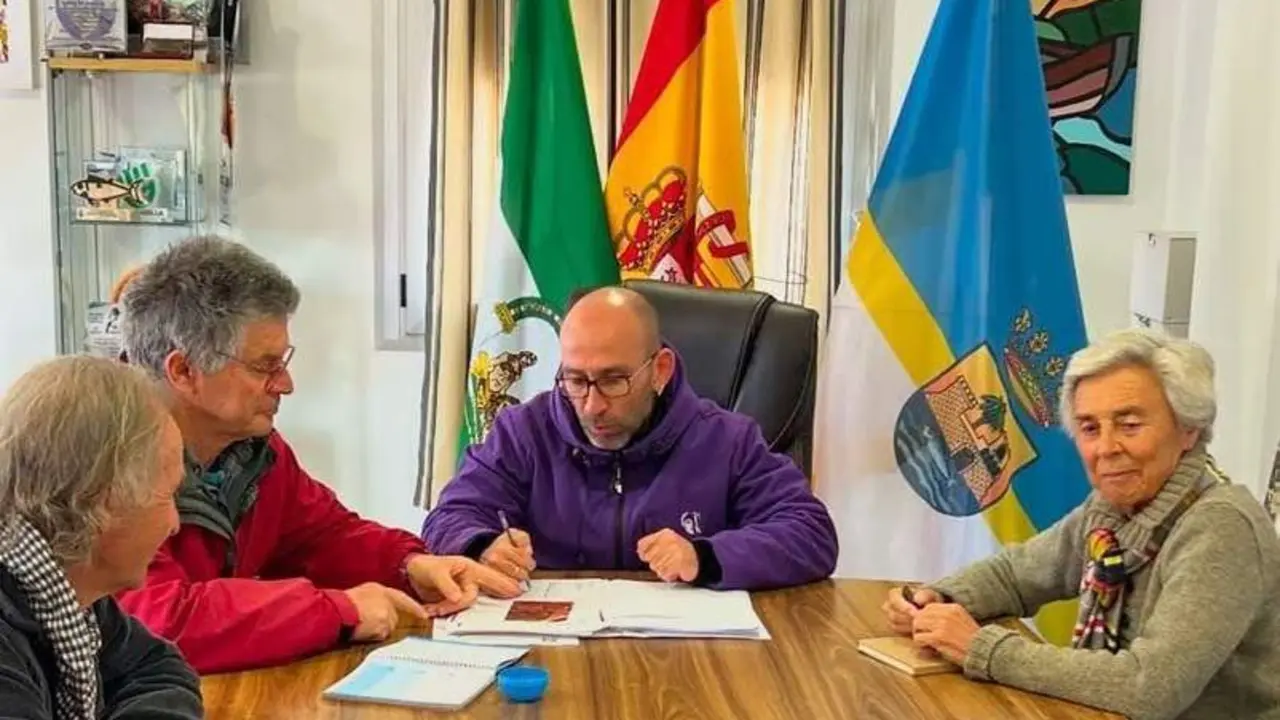 Imagen de la reuni&oacute;n entre los ecologistas y el alcalde de Zahara - 