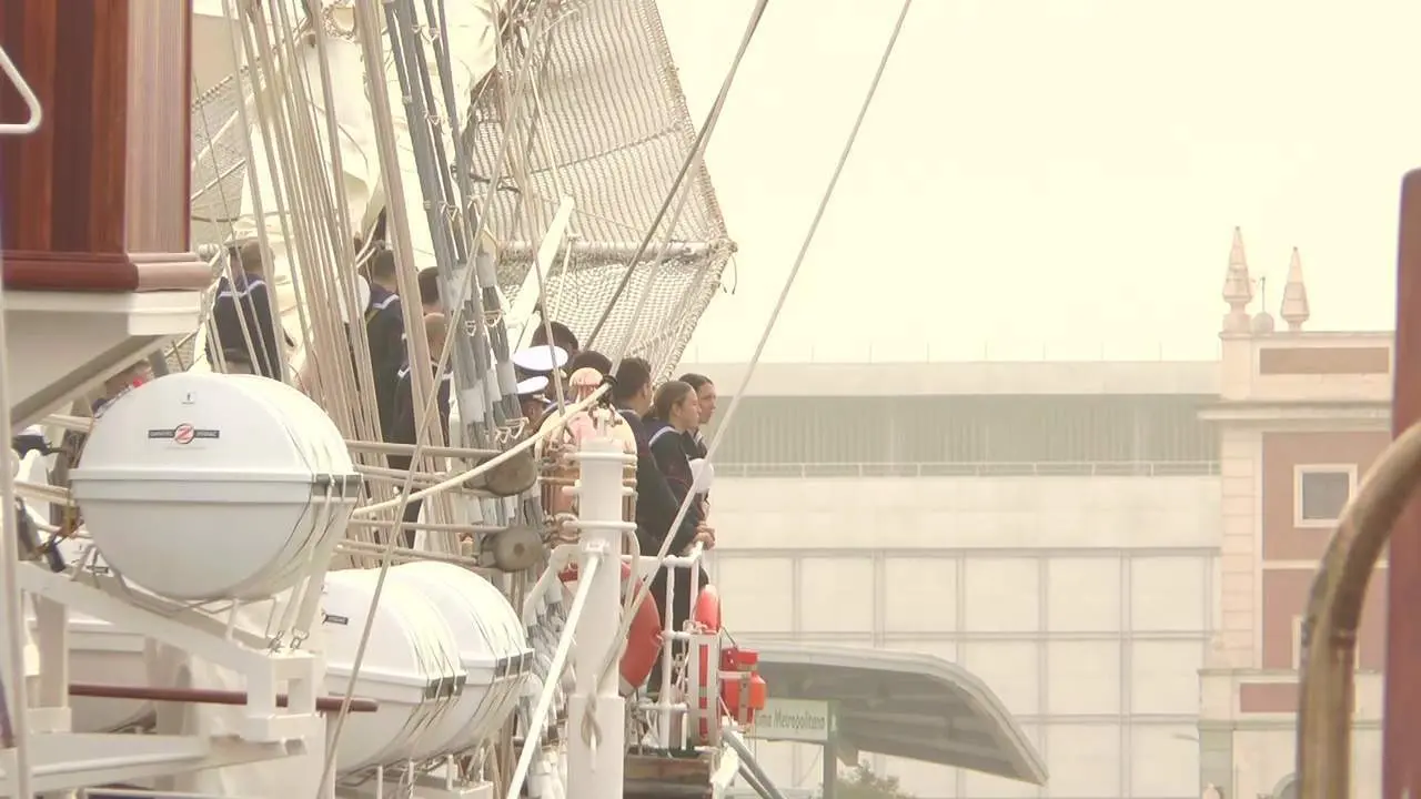 Emocionada despedida a Elcano, que zarpa con la Princesa Leonor entre sus guardiamarinas