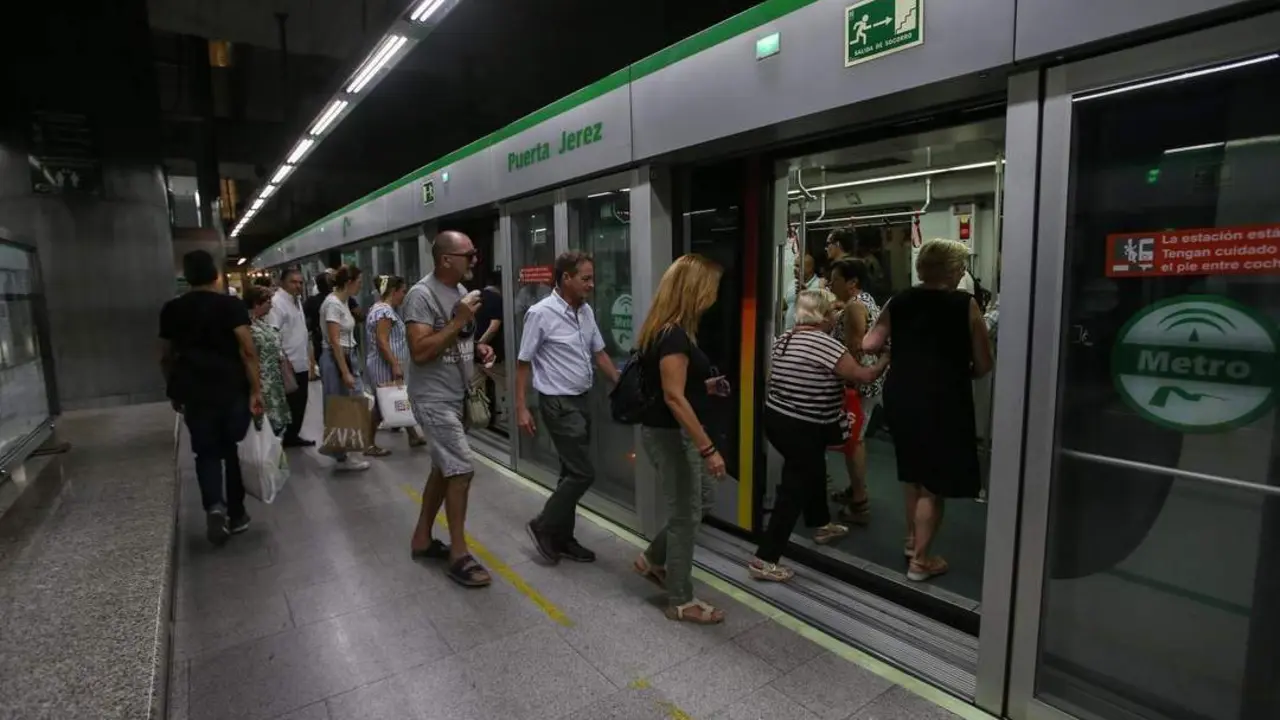 USUARIOS DEL METRO. - EUROPA PRESS