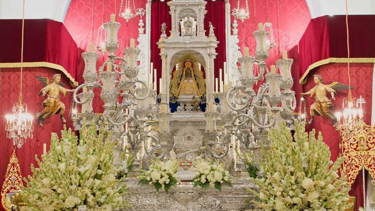 La Virgen de Aguasantas sobre sus andas, cedidas a la Redenci&oacute;n - HERMANDAD