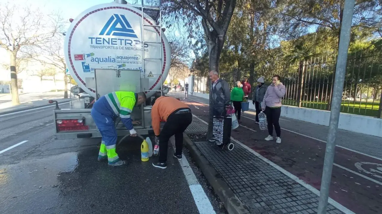 Aquajerez suministrando agua a los vecinos afectados - Viva
