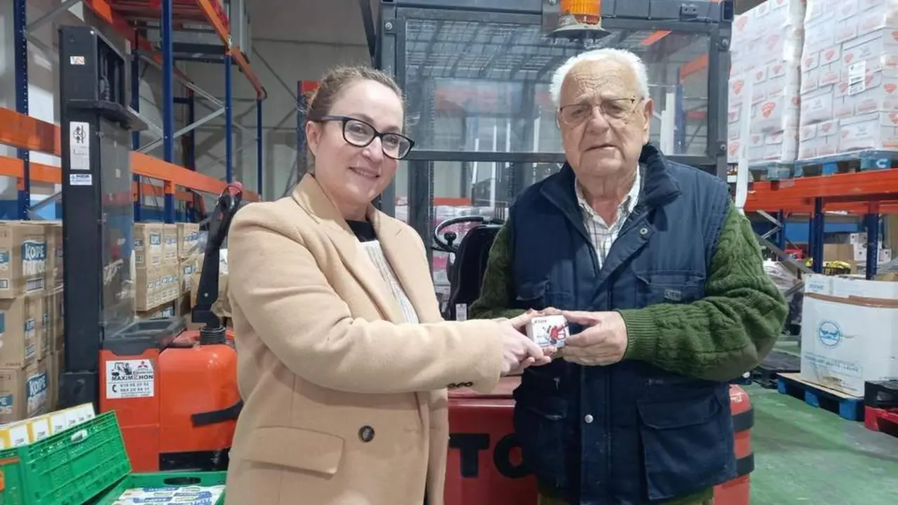 Entrega de las tarjetas.  - Fundaci&oacute;n Moeve