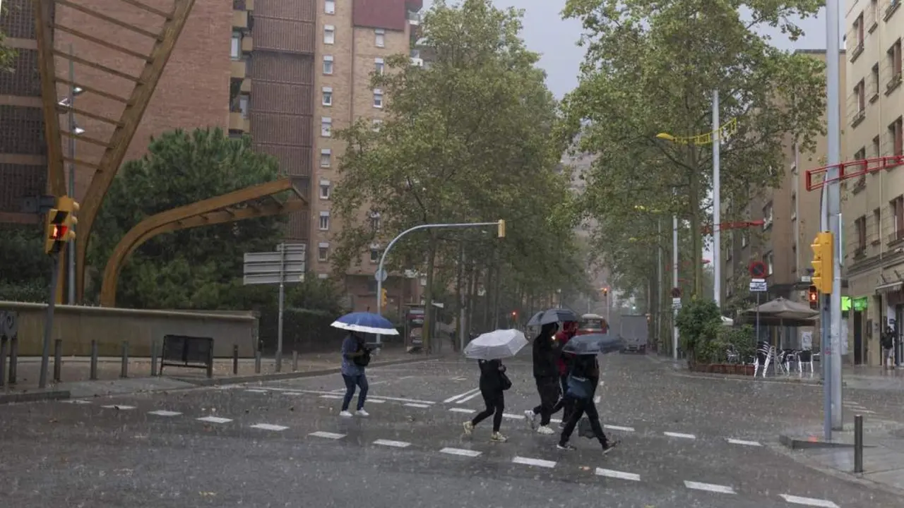 Varias personas con paraguas durante la tormenta - Lorena Sop&ecirc;na / Europa Press