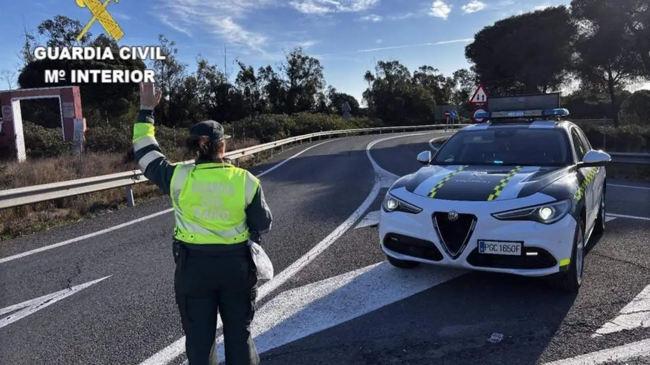 Agente de la Guardia Civil en una carretera de Huelva - G.C.