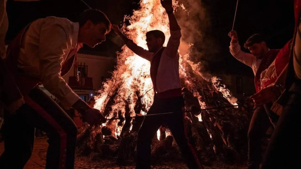 Encendido de la gran candela en el municipio onubense - DIPUTACI&Oacute;N DE HUELVA