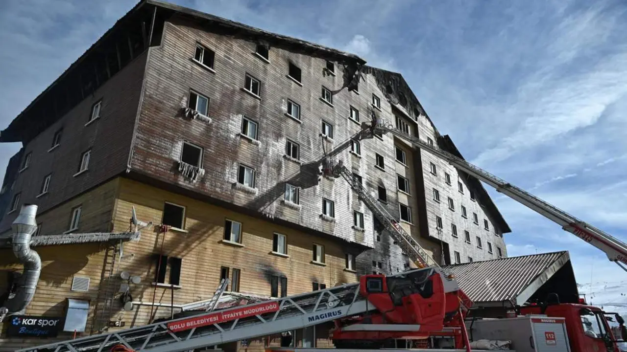 El hotel incendiado. - EFE