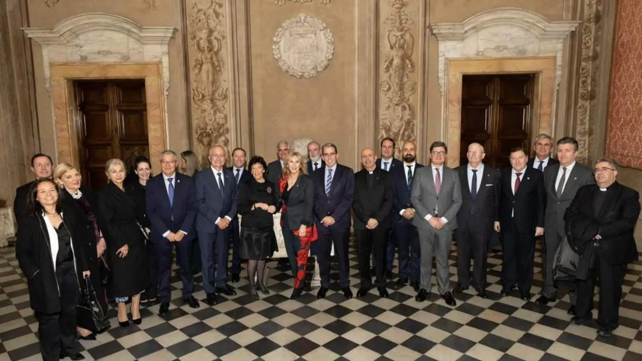 Foto de familia del Comit&eacute; desplazado a Roma - PROCESION ROMA